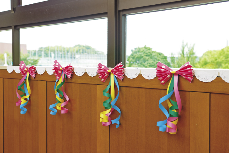 鮮やかピンクでキュートに「水玉リボンのどこでも飾り」