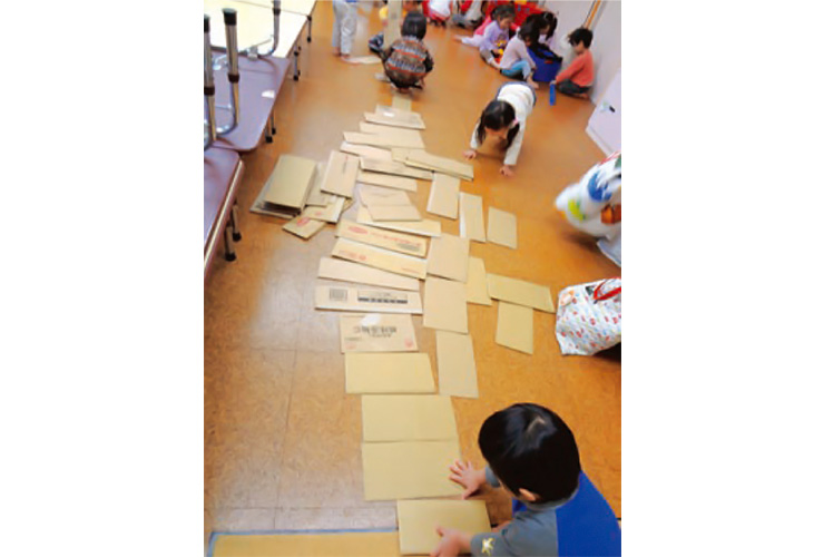 段ボールあそび「並べたい・つなぎたい」
