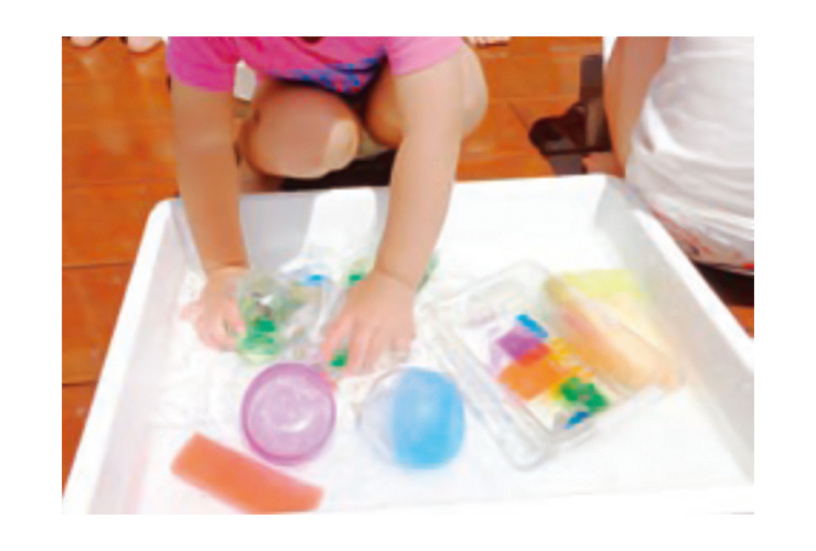 感触あそびが造形の第一歩