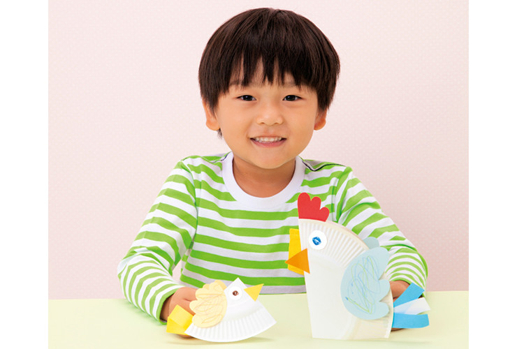 １枚の紙皿が２羽のとりに変身！「とりの親子」