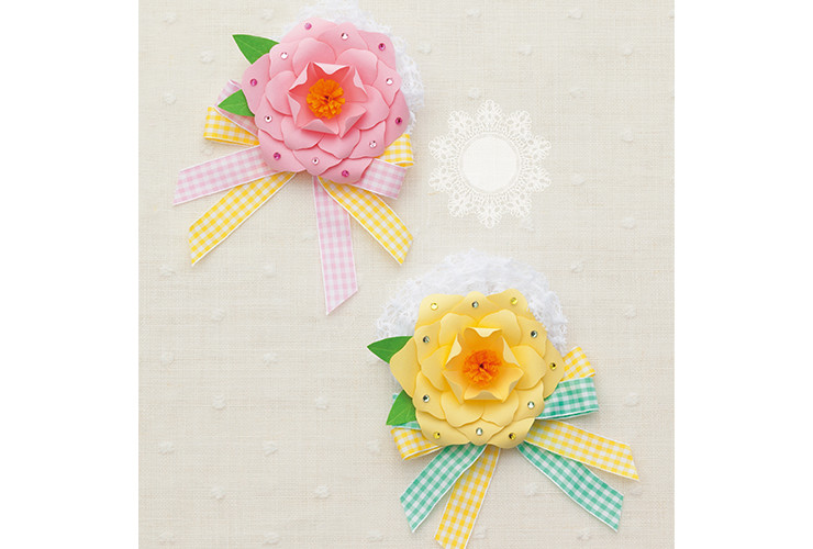 紙の花のコサージュ