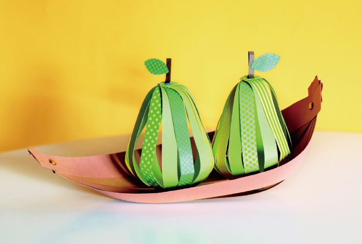 画用紙を立体的に「洋なしのペーパークラフト」