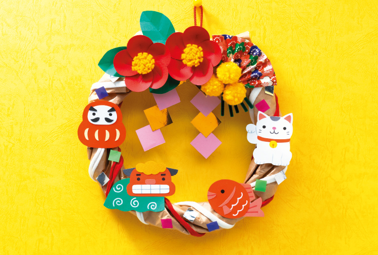 クラフト紙を輪にして「椿の花の輪飾り」