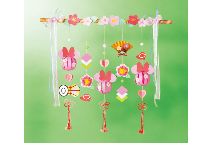 くす玉で立体的に！「ミニーの吊るし飾り」