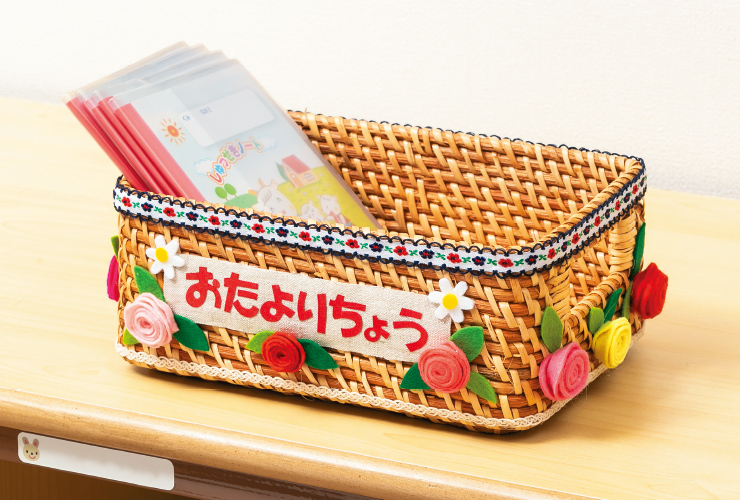 くるくる巻いた花で「フェルトフラワーのおたより帳入れ」