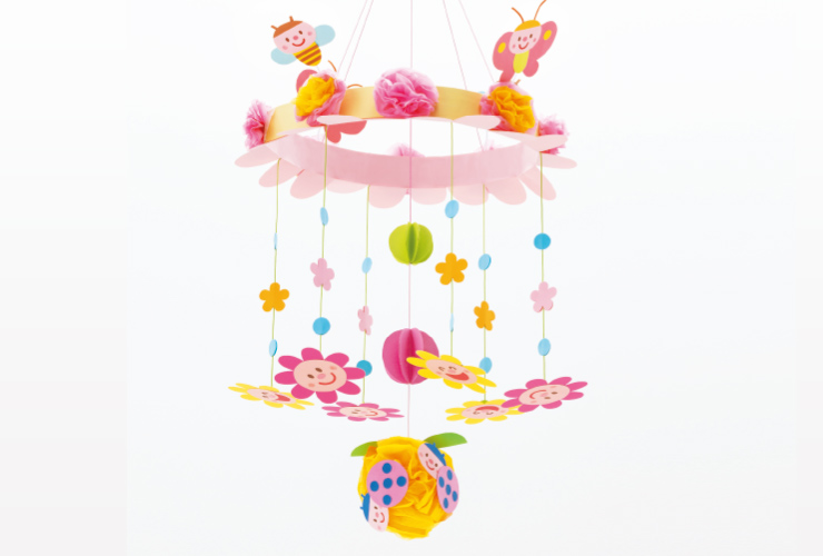 ふんわりやさしい色合いで「スマイルフラワーの吊るし飾り」