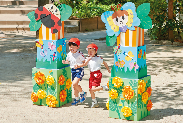 【運動会飾り】ちょうが舞う「お花畑の⼊退場⾨」