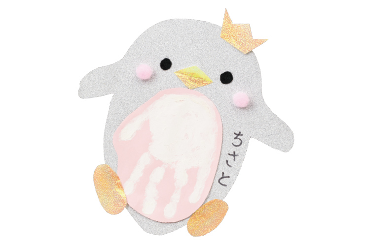 ⽩い⼿形でお腹を表現！「⼿形ペンギン」