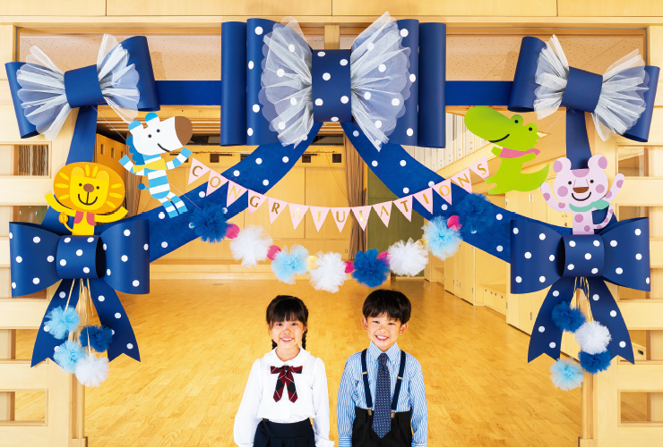 ⼤きなリボンの会場飾り