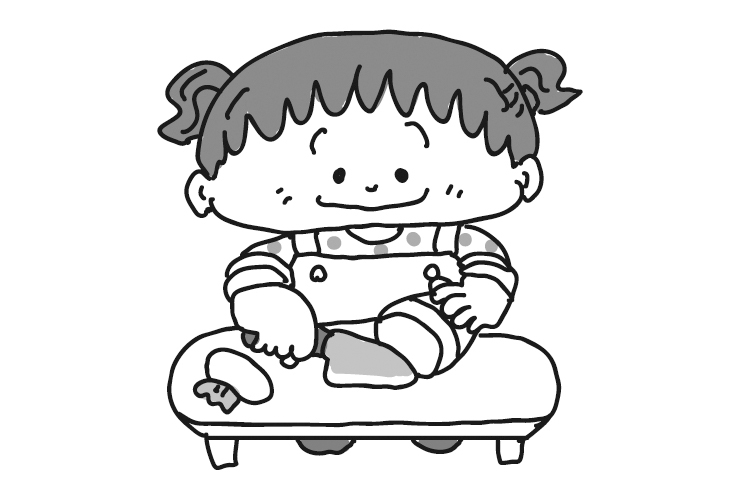 おままごとをする2月の乳児