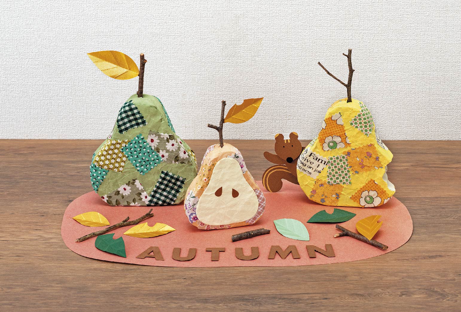 ペーパーマッシュ風の洋なし飾り